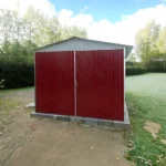StalConcept nyeregtetős mobilgarázs 3x5 m méretben, fehér RAL 9010 falakkal és RAL 3011 piros kétszárnyú kapuval
