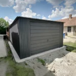 StalConcept mobilgarázs 4x6 m méretben, BTX 7016 matt grafit színben, széles panelos billenőkapuval és kapu feletti szegővel.