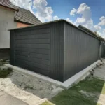 StalConcept mobilgarázs 4x6 m méretben, BTX 7016 matt grafit színben, széles panelos billenőkapuval és kapu feletti szegővel.