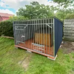 StalConcept bestseller kutyakennel 2x2 m méretben, RAL 7016 antracit lemezburkolattal, horganyzott profilokkal és ajándék fapadlóval.