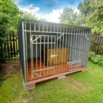 StalConcept bestseller kutyakennel 2x2 m méretben, RAL 7016 antracit lemezburkolattal, horganyzott profilokkal és ajándék fapadlóval.