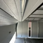 Kétállásos 6x6 m prémium mobilgarázs matt antracit színben aranytölgy szekcionált kapuval