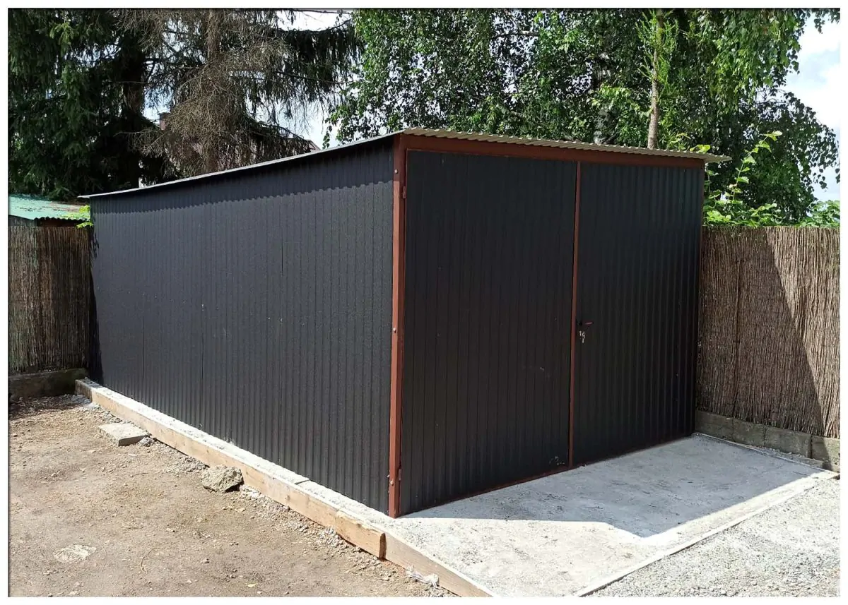 Két beállós garázs 3x5 m, hátra lejtő tetővel fekete matt színben