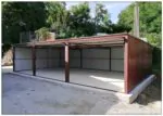 Mobilgarázs 9×5 m hátra lejtő tetővel Ral 3005 színben, kapu színe Ral 9002