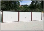 Mobilgarázs 9×5 m hátra lejtő tetővel Ral 3005 színben, kapu színe Ral 9002